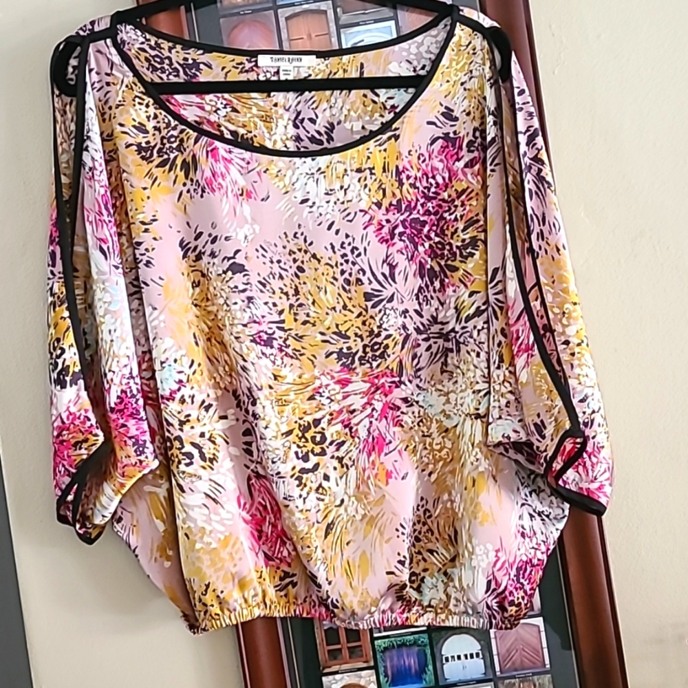 Daniel Rainn elegant silk like top